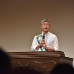 キング牧師の言葉を引いて演説を始めた東修平＝７月１３日、大阪市
