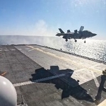 　海上自衛隊の護衛艦「かが」に着艦する米海軍のＦ３５Ｂステルス戦闘機（海自のＸから）