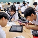 　２０２４年１月から行われているＡＩを使った探究学習の授業を受ける生徒＝７月、広島市南区