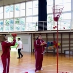 　廃校を活用して外国人に日本の学校生活を体験してもらうイベント「君ノ高校」で、運動会の玉入れをする参加者ら＝２０２５年７月、千葉県君津市