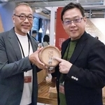 　「北海道バレル」の藤田哲也会長（左）と竹次修社長＝７月、札幌市