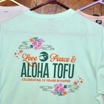 　「アロハ豆腐ファクトリー」のロゴ入りＴシャツ（共同）