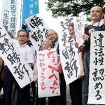 　最高裁で勝訴し、喜ぶ原告や弁護士ら＝６月、東京都千代田区