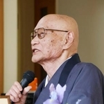 　ラジオ番組の収録に臨む川越恒豊さん＝２０２５年６月、富山市