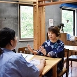 　支援内容について話し合うＮＰＯ法人ミア・フォルツァ代表理事の門間尚子さん（奥）ら＝仙台市