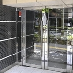 　元少年らが宅配業者を装って侵入したマンションのエントランス＝２０２５年８月