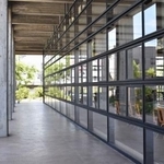 　「旧上野市庁舎ＳＡＫＡＫＵＲＡ　ＢＡＳＥ」に継承されたコンクリートの柱（左）と「水平連続窓」