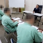 　「協力雇用主」を務める高橋政志さんを取材する受刑者＝２０２４年１１月、東京拘置所（画像の一部を加工しています）