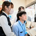 　ＪＲ高松駅の鉄道案内所で対応する（手前から）郭芝羽さん、林彦廷さん、王宥ショウさん＝６月