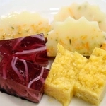 　小松田ミン子さんが作った、稲庭うどんを固めたブルーベリー味の寒天（左下）や卵の寒天など