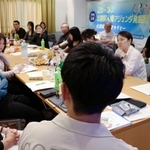 　日本人学生らに生い立ちを語る脱北者の男性（手前）＝６月、大阪市生野区