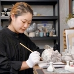 　絵付け作業をする九谷焼作家の松村沙世さん＝２０２５年８月１４日、石川県加賀市