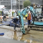 　路上に水があふれ、通行止めになった神奈川県藤沢市の国道４６７号＝２０１６年１１月