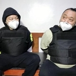 　マニラの入管施設で撮影された、渡辺優樹被告（左）と小島被告