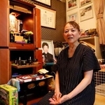 拓那さんについて話す高石洋子さん。奥は拓那さんの写真＝