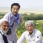 　アフガニスタンで中村哲さん（右）と写真に納まる谷津賢二さん（上）＝２０１９年４月（日本電波ニュース社提供）