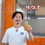 　牛乳瓶に入ったビールを手にする「上方ビール」の志方昂司社長＝７月、大阪市東淀川区