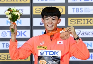 ２３年世界選手権の男子３５キロ競歩で銅メダルを獲得し、セレモニーで笑顔を見せる川野将虎＝２３年８月、ブダペスト（共同）