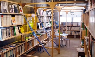 　雑誌に特化した私設図書館「よみかけ文庫」の館内＝２０２５年８月２日、愛知県一宮市
