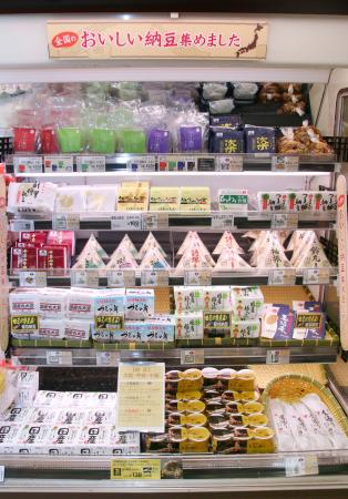 　イトーヨーカドー東久留米店の食品売り場に並ぶ地元名産（下から２段目）などの納豆＝８月、東京都東久留米市