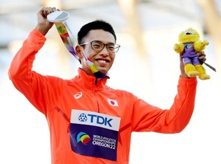 ２２年世界選手権男子２０キロ競歩の表彰式で、メダルを手に笑顔を見せる山西利和＝２２年７月、米オレゴン州ユージン（代表撮影・共同）