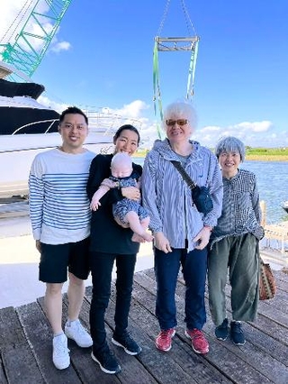 　アルビノの男児を持つ家族と交流する石井更幸さん（右から２人目）＝２０２４年９月、千葉県内（石井さん提供）