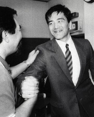 　１９９０年９月、支援者と無罪判決を喜ぶ前川彰司さん