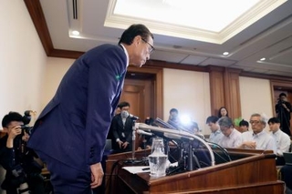 　経済同友会の代表幹事として記者会見する新浪剛史氏＝３日午後、東京都千代田区