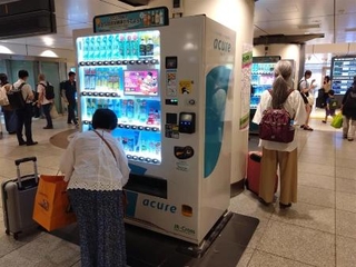 　東京駅の新幹線改札内にある、トップ３自販機のうちの一つ
