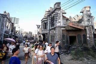 　映画「南京写真館」の撮影所を訪れた人たち＝８月、中国上海市（共同）