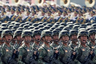 　北京の天安門前をパレードする中国人民解放軍兵士＝３日（ロイター＝共同）