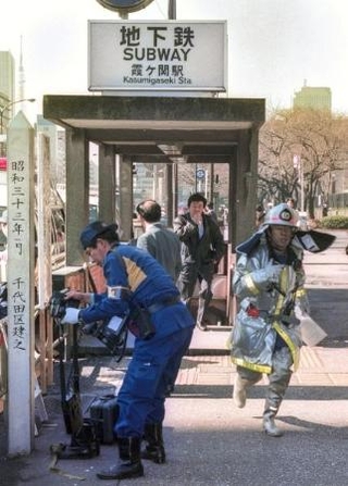 　地下鉄サリン事件の発生で、霞ケ関駅前に出動した消防隊員や警察官ら＝１９９５年３月２０日午前、東京都千代田区