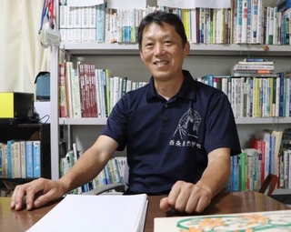 　ニホンカワウソについて取材に応じるＮＰＯ法人理事長の山本貴仁さん＝８月、愛媛県西条市