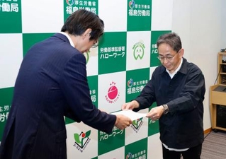 　答申書を手交する福島地方最低賃金審議会の熊沢透会長（右）＝５日午前、福島市