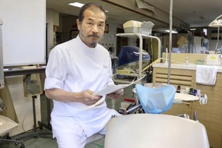 日航ジャンボ機墜落事故で、遺体の歯型から身元確認を行った丸茂忠英さん＝７月、群馬県高崎市