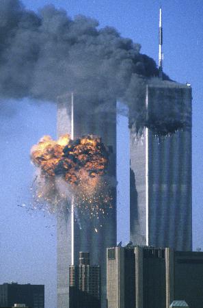 　２００１年９月１１日、航空機が突っ込み、炎上するニューヨークの世界貿易センタービル（ロイター＝共同）