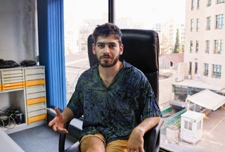 　エルサレムで取材に応じるイタマール・シュバルツさん＝８月２０日（共同）