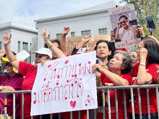 　タイ最高裁前に集まったタクシン元首相の支持者ら＝９日、バンコク（共同）