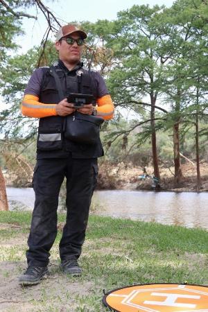 米テキサス州カー郡で、洪水の安否不明者を捜すためにドローンを操作するアンヘル・レイナさん