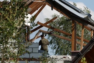 　ロシア無人機の撃墜で、損傷した住宅を調べるポーランド軍兵士＝１０日、ポーランド東部（ロイター＝共同）