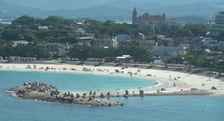　共同通信の定点カメラが捉えた、津波注意報で和歌山県白浜町の海水浴場から避難する人たち＝７月３０日午前８時３９分ごろ