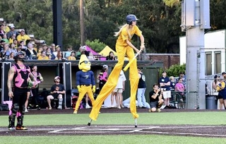 竹馬に乗る選手＝６月、米ジョージア州サバンナ