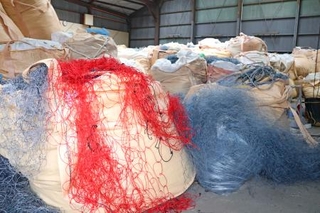 　全国各地から回収した漁網などの廃漁具＝宮城県気仙沼市