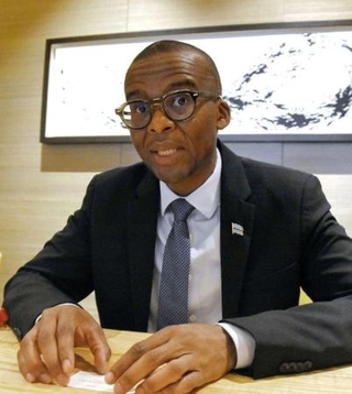 インタビューに答えるボツワナのハオラテ副大統領