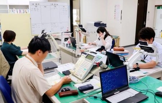 　被災者からの電話に対応するふくしま心のケアセンターの職員＝１日、福島市