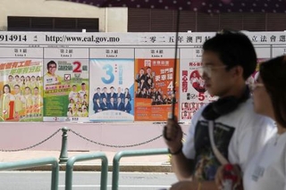 　マカオの立法会選挙のため張り出された候補者のポスター。中国共産党に反対しない「愛国者」だけが出馬できる＝１２日（共同）