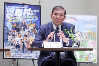 　「オヒサマの森」で行われた車座対話で発言する石破首相＝３月、長野県宮田村