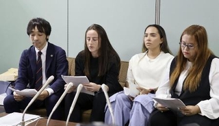 記者会見する女子サッカー２部リーグ「ディオッサ出雲ＦＣ」（左２人目から）ラウラ・スペナザットさんとフェへ・タイスさん（当時）＝２０２４年１１月６日、島根県出雲市