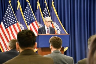 　１７日、記者会見するＦＲＢのパウエル議長＝ワシントン（共同）