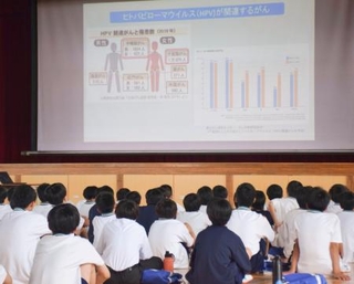 　愛知県豊川市立金屋中学校で開かれたがん教育講座＝６月